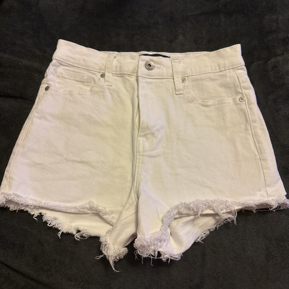 kendall + kylie the drifter high rise white denim shorts! 🐚